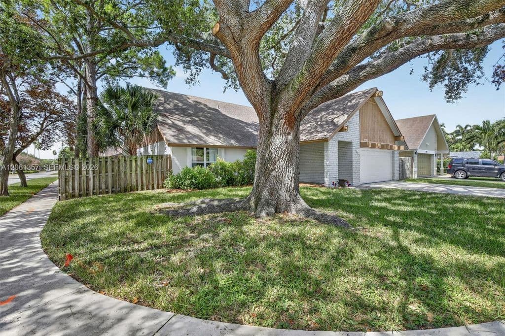 4+1 Müstakil ev — 9381 NW 35th Pl