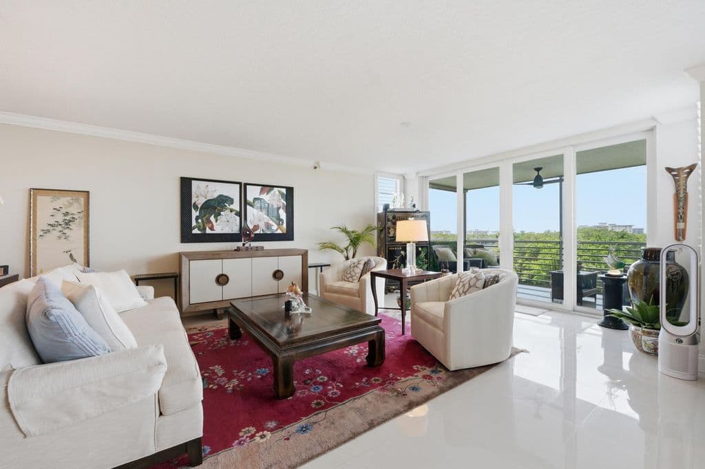 3-bedroom Condo — 3510 Oaks Way #703