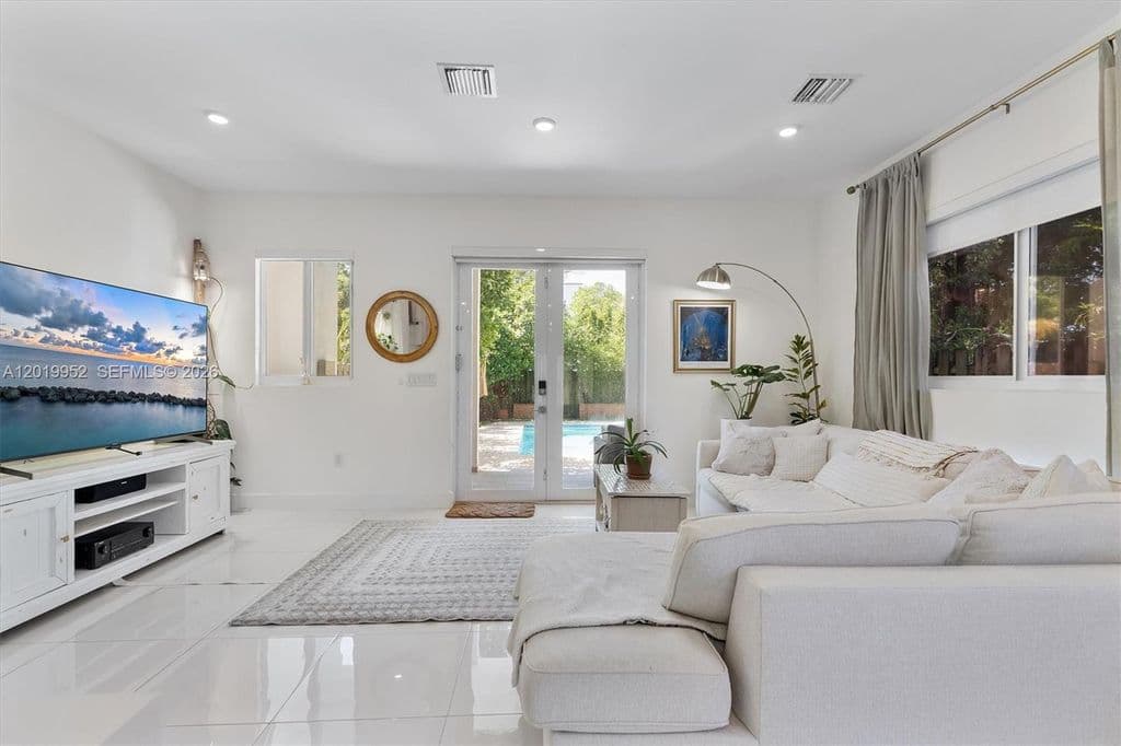 3-bedroom Property — 2920 SW 25th Ter #B