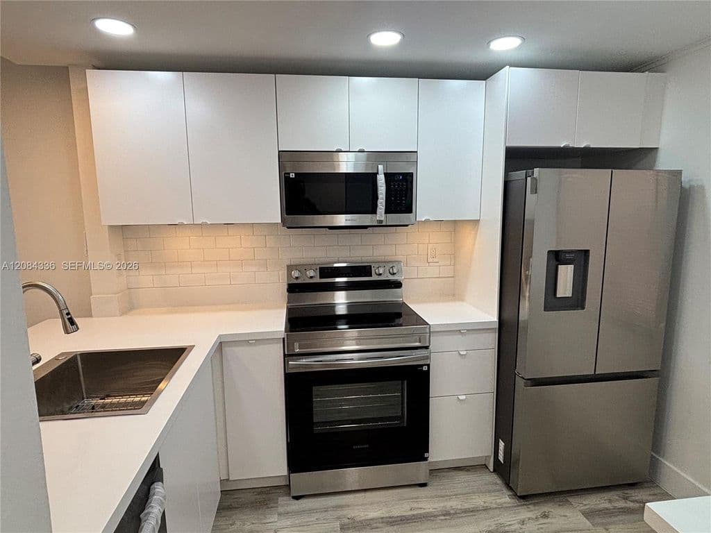2-bedroom Condo — 10304 Sunrise Lakes Blvd APT 209