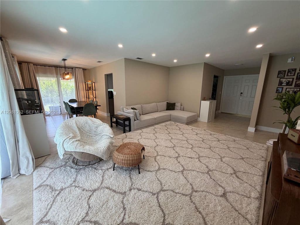 4+1 Müstakil ev — 8203 NW 37th St