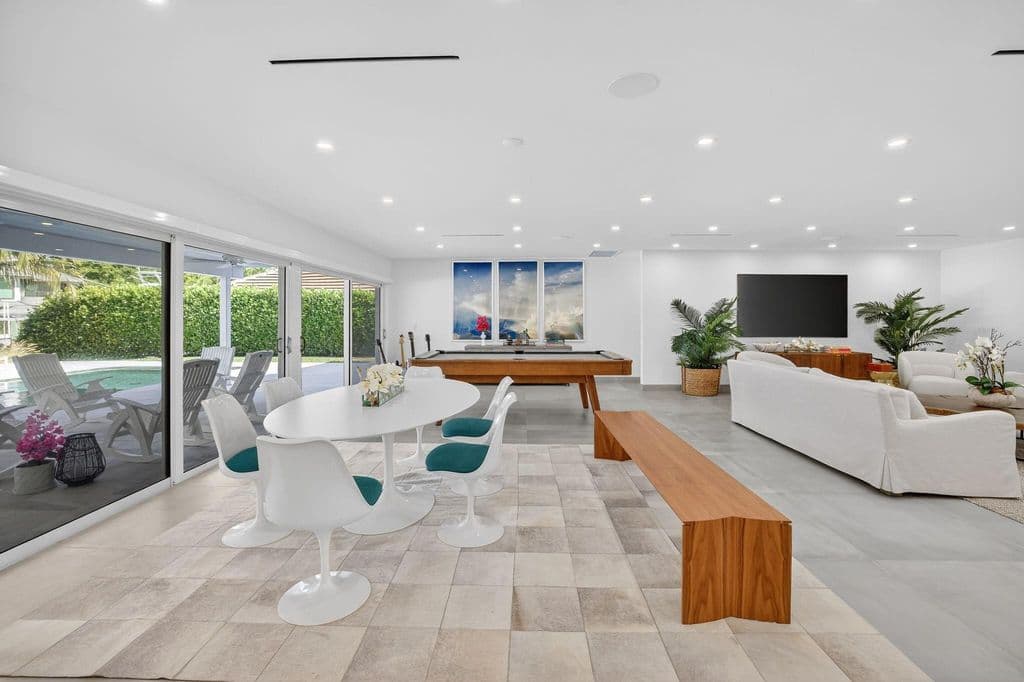 4-bedroom Single-Family Home — 41 S COMPASS Drive