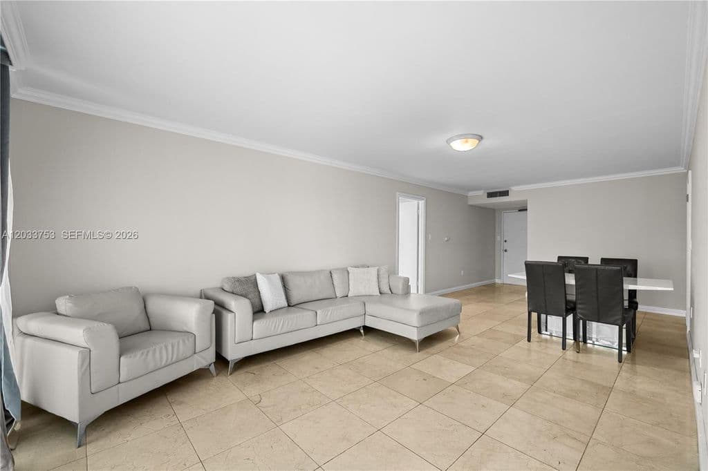 2+1 Condo — 18011 Biscayne Blvd APT 902