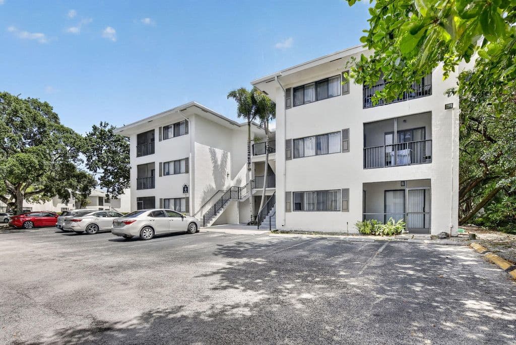 2-bedroom Condo — 2445 SW 18th Terrace #922