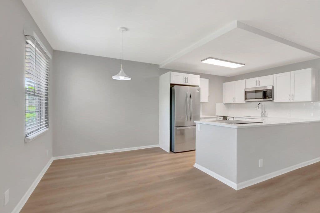 2-bedroom Condo — 296 FANSHAW H