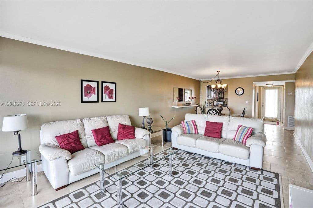 2-bedroom Condo — 1401 N Riverside Dr APT 1005