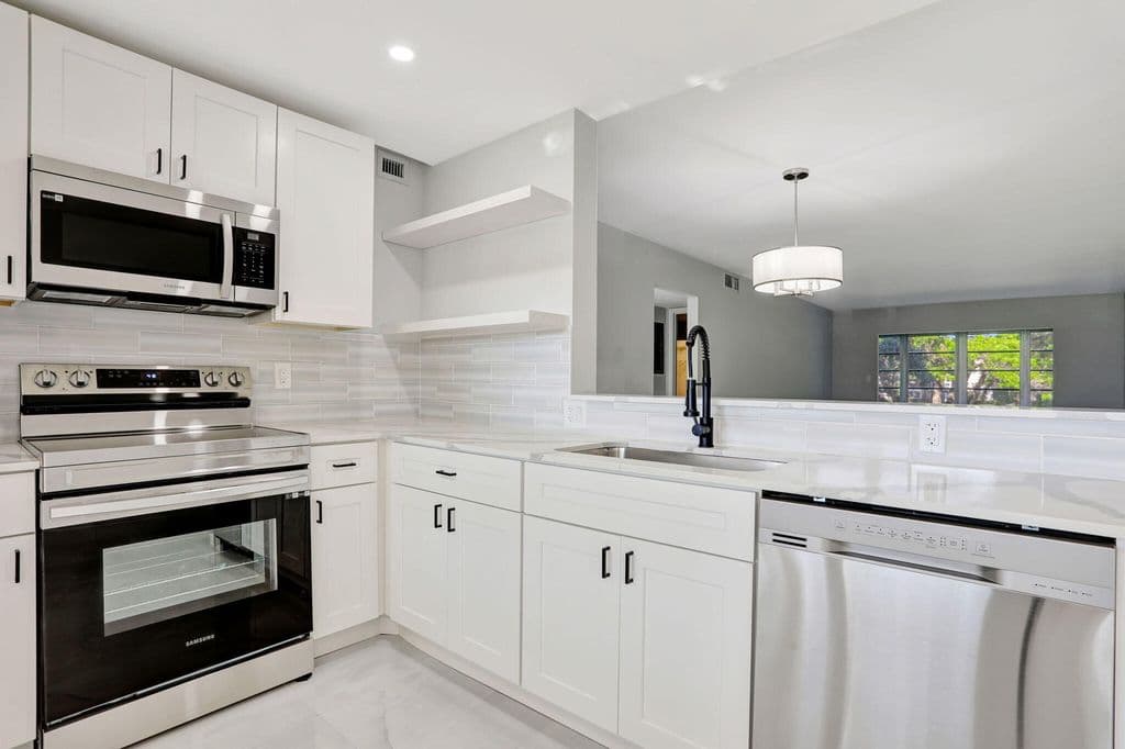 2+1 Condo — 2202 LUCAYA Bend #G2
