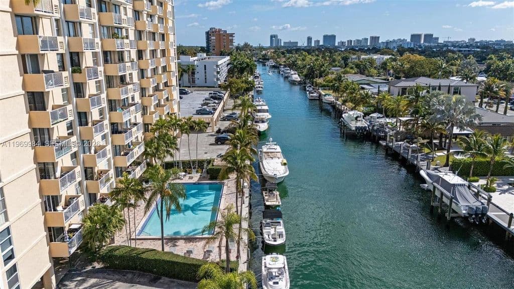 2+1 Condo — 2350 NE 135th St APT 811