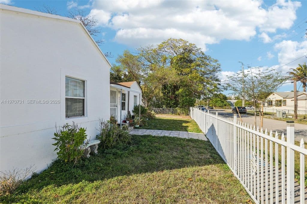 4+1 Müstakil ev — 6402 NW 8th Ave