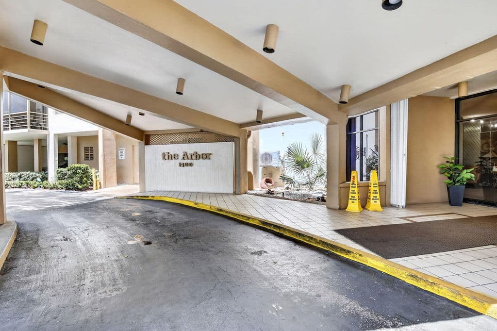 2-bedroom Condo — 1400 Saint Charles Place #313