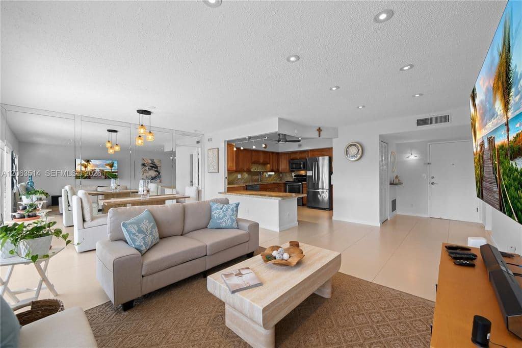 2+1 Condo — 400 Diplomat Pkwy APT 704