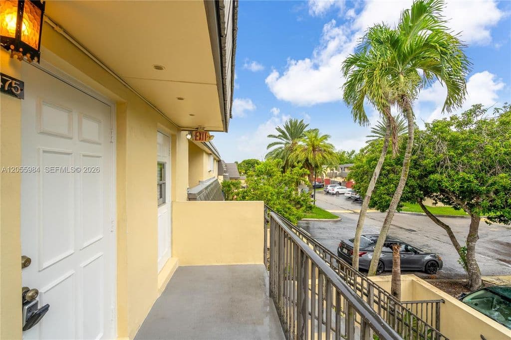 2+1 Mülk — 8475 SW 137th Ave #8475