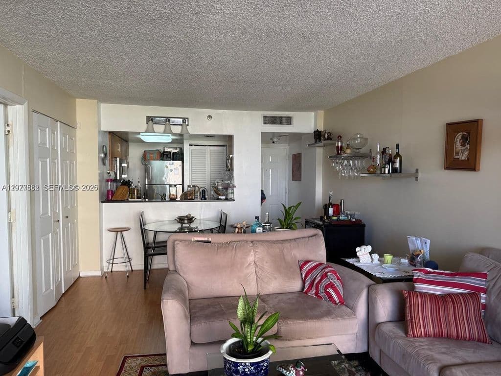1+1 Condo — 540 Brickell Key Dr APT 910