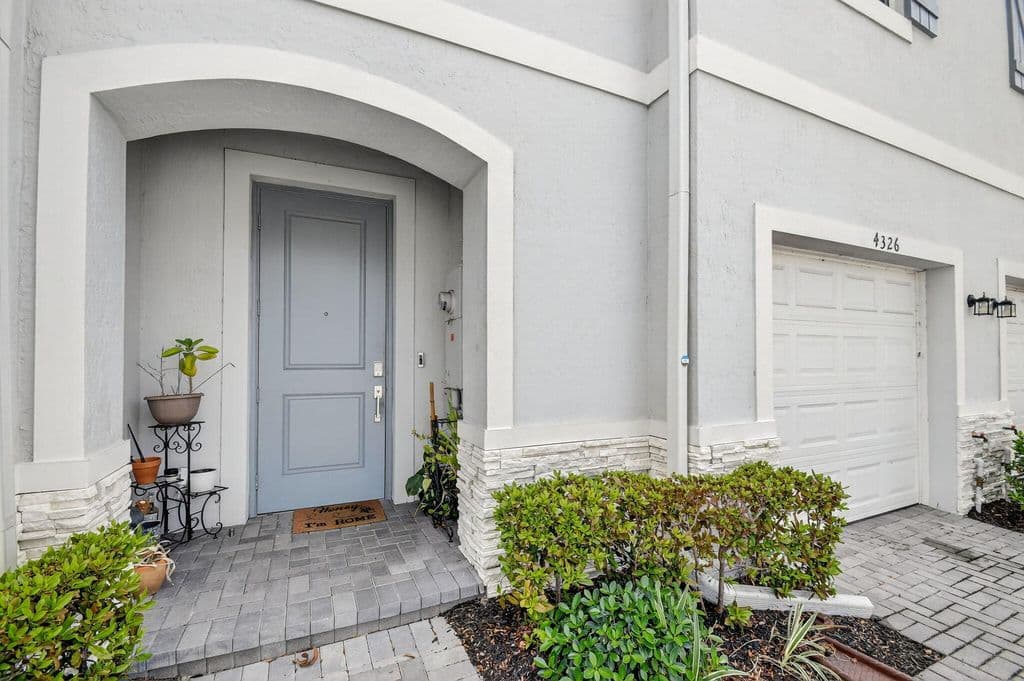 4-bedroom Property — 4326 Hammock Grove Drive