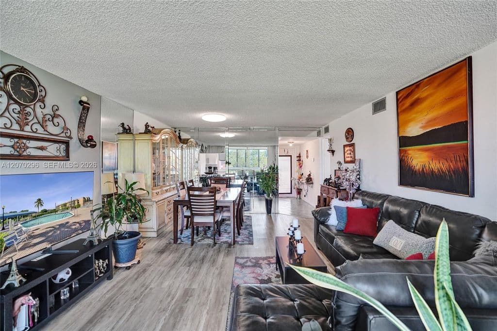 2-bedroom Condo — 9461 Sunrise Lakes Blvd APT 208