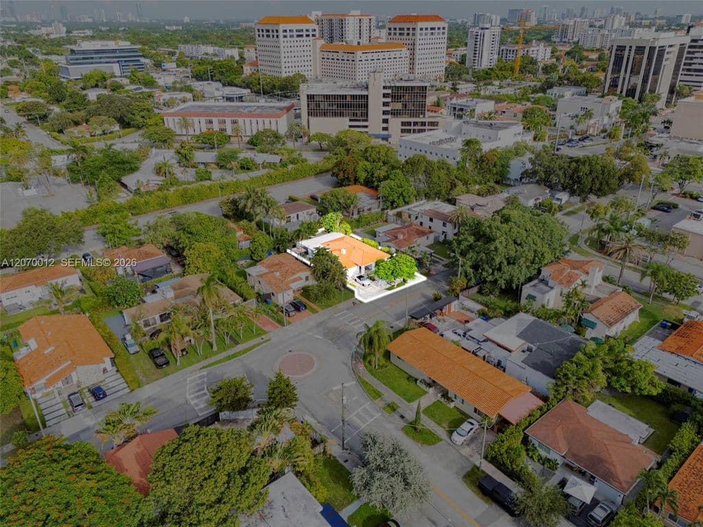 5+1 Müstakil ev — 619 SW 39th Ave