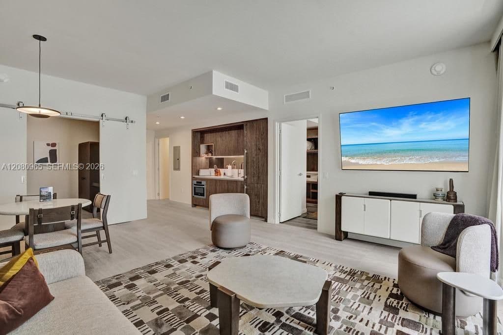 1-bedroom Condo — 1611 SW 2nd Ave #402