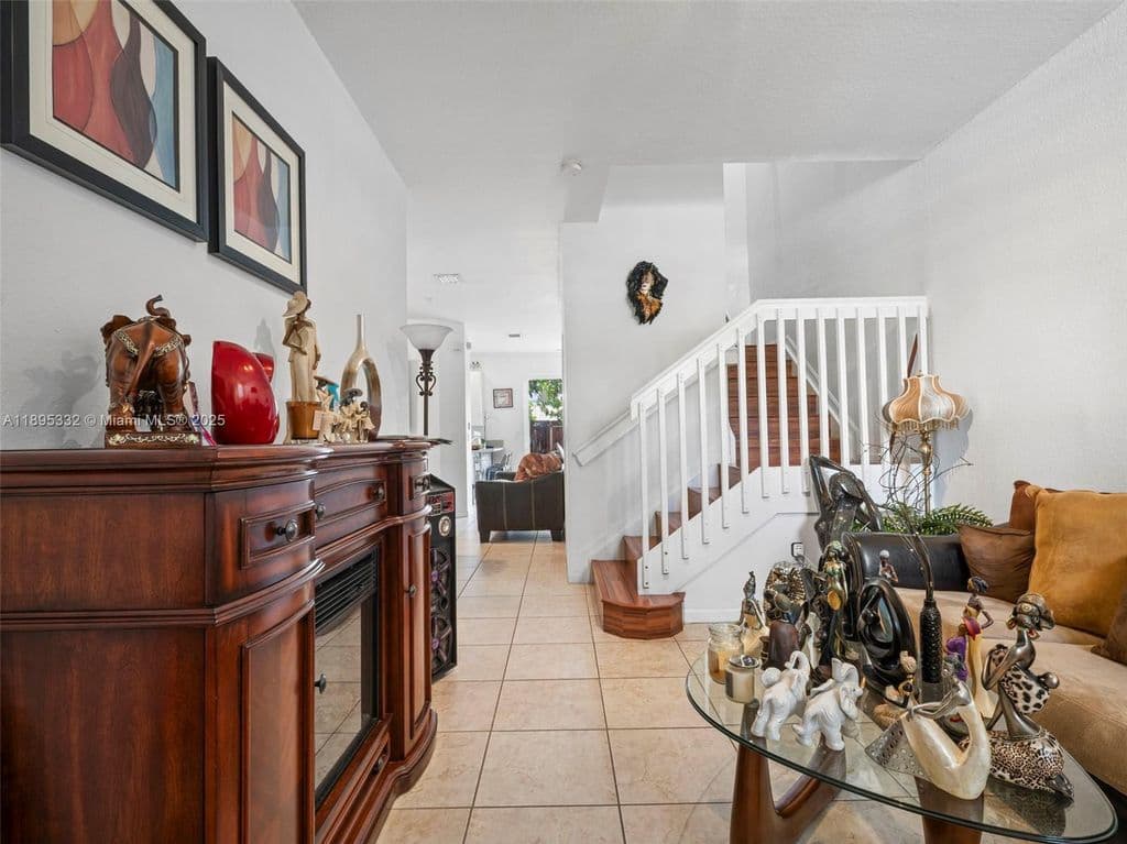 3+1 Mülk — 2104 NE 3rd Ct
