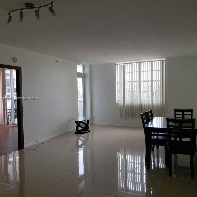 2+1 Condo — 3001 S Ocean Dr APT 527