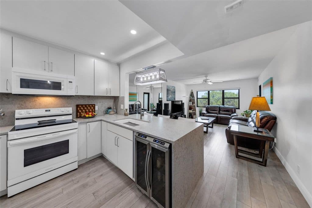 2+1 Condo — 900 River Reach Drive #518