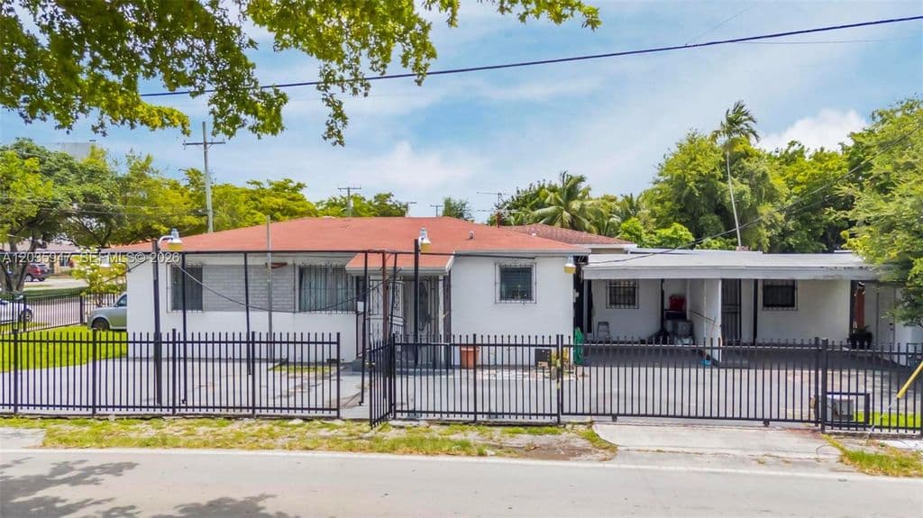 4+1 Müstakil ev — 2300 NW 9th St
