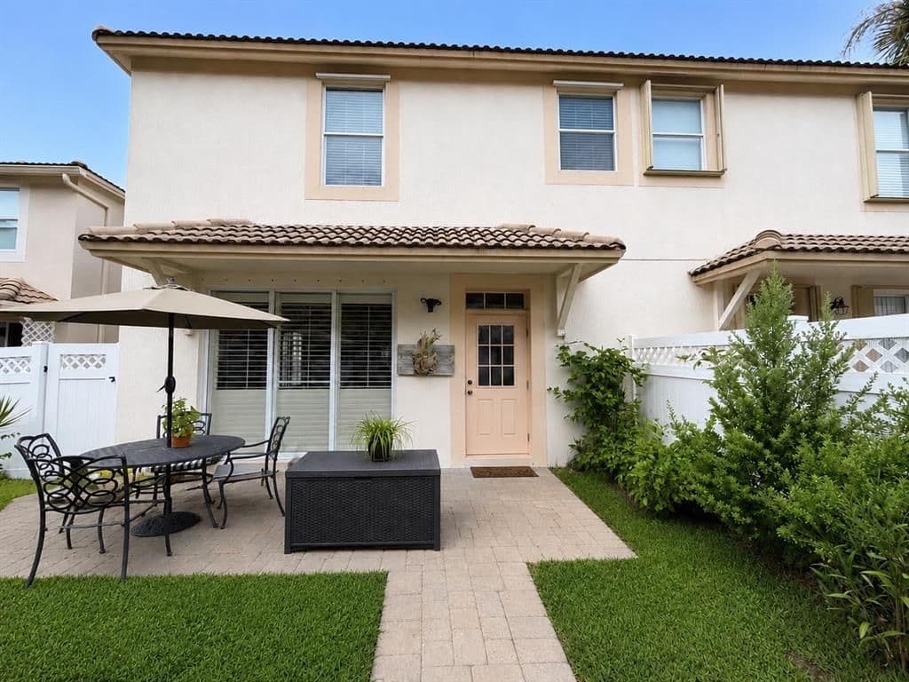 3-bedroom Property — 8074 MURANO CIRCLE