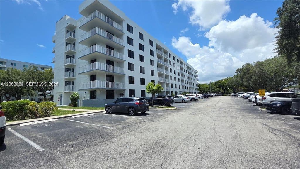 2-bedroom Condo — 901 Hillcrest Dr APT 215