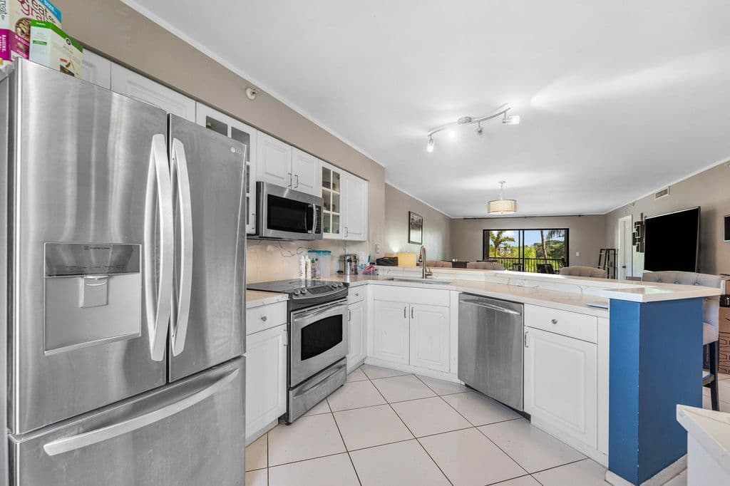 2-bedroom Condo — 2205 S CYPRESS BEND Drive #302