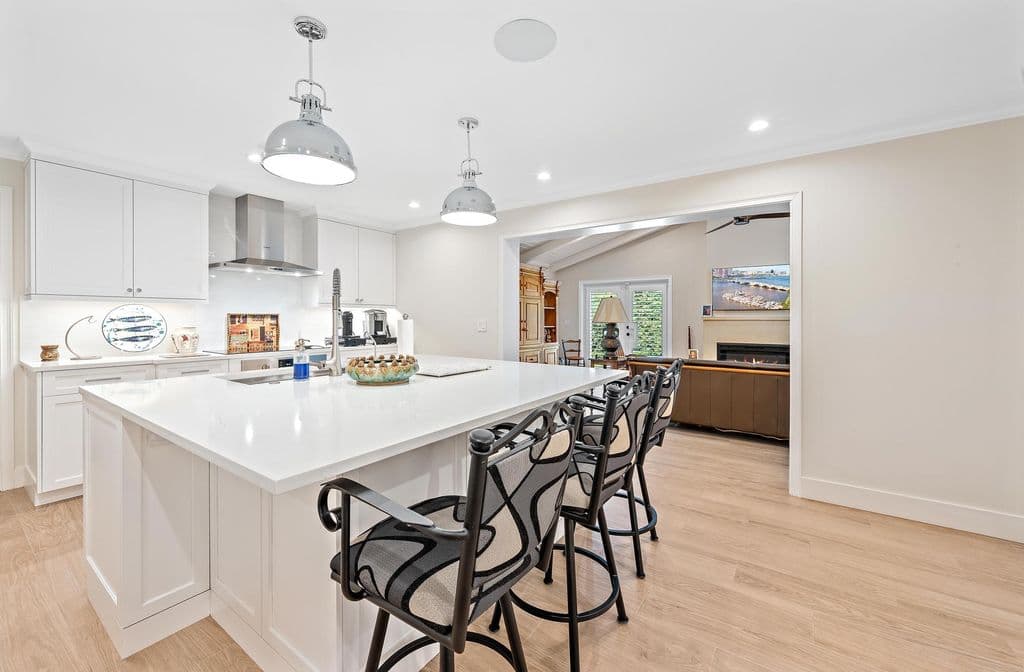 5-bedroom Single-Family Home — 11785 Lake Shore Place