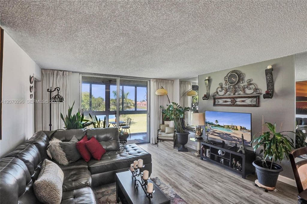 2-bedroom Condo — 9461 Sunrise Lakes Blvd APT 208