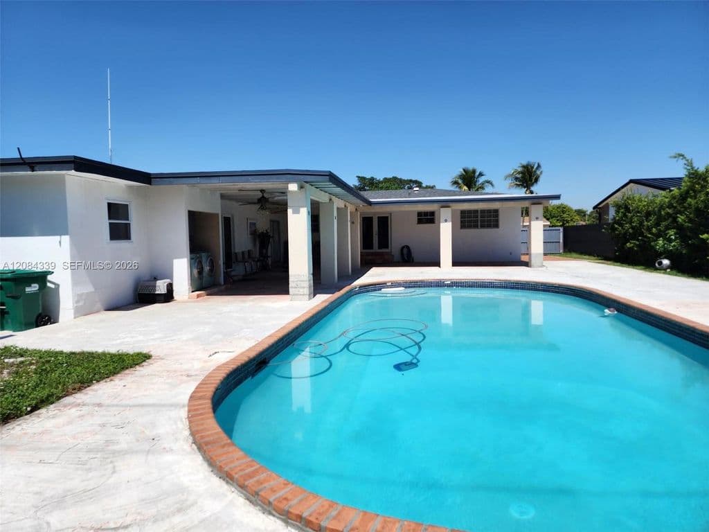 4+1 Müstakil ev — 8240 SW 38th St