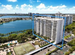 2+1 Condo — 2801 NE 183rd St APT 912W, Aventura, 33160