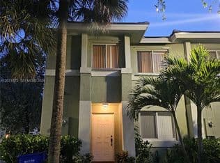 3+1 Townhouse — 126 Hidden Court Rd Unit 27, Hollywood, 33023