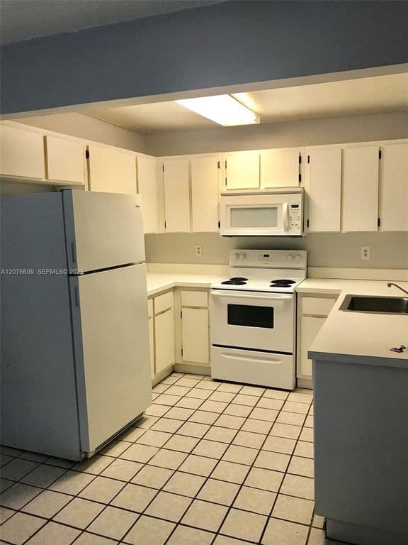 2-bedroom Condo — 9810 Hammocks Blvd APT 202