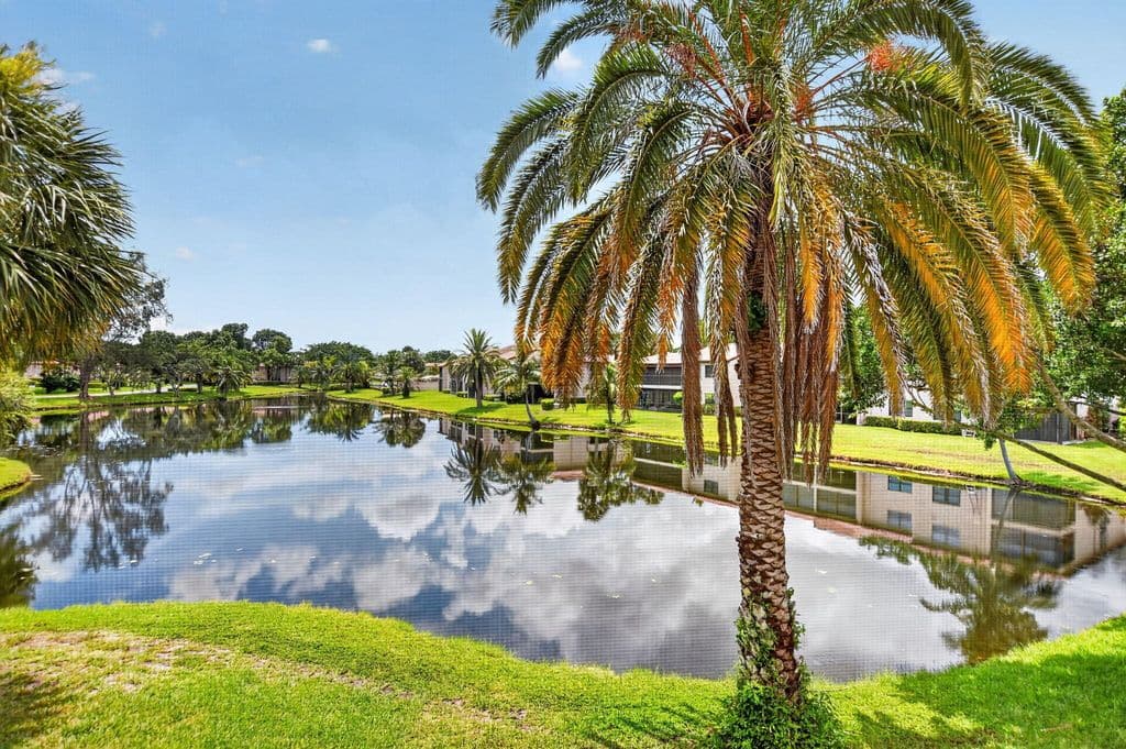 2-bedroom Condo — 9287 VISTA DEL LAGO #13 D