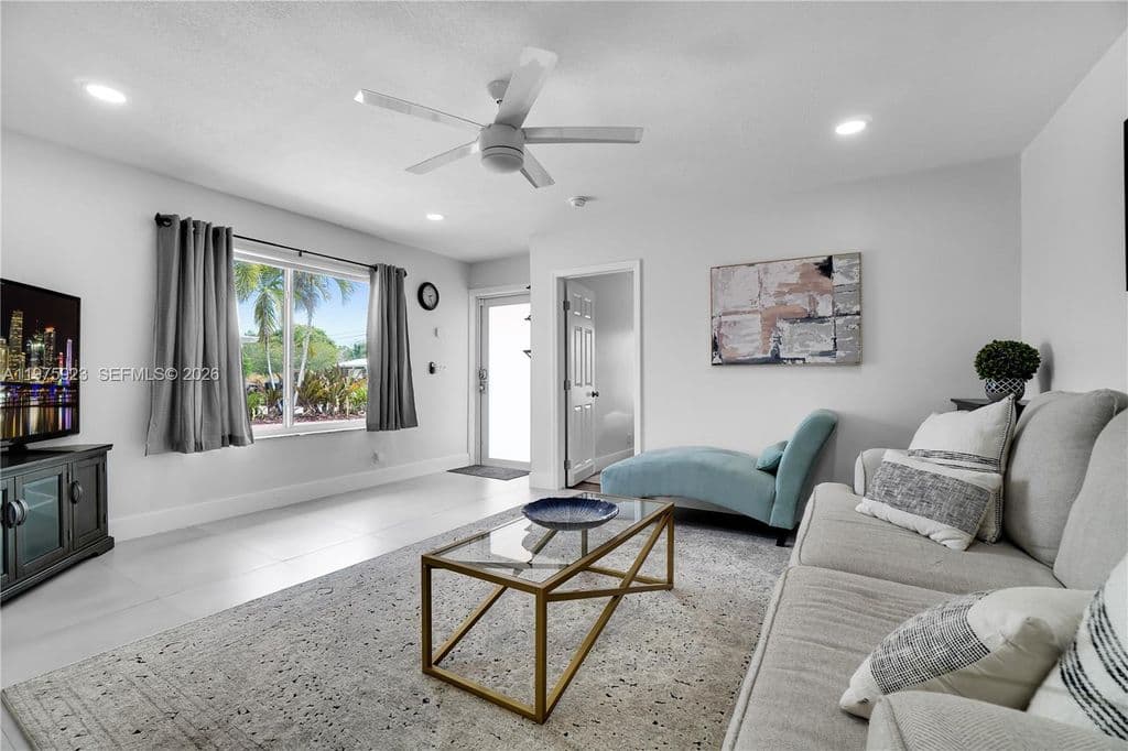 3+1 Müstakil ev — 617 NW 30th Ct
