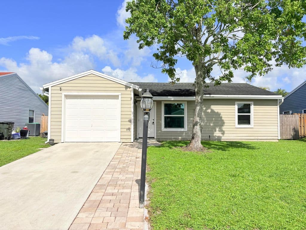 2-bedroom Single-Family Home — 5258 Canal Circle W