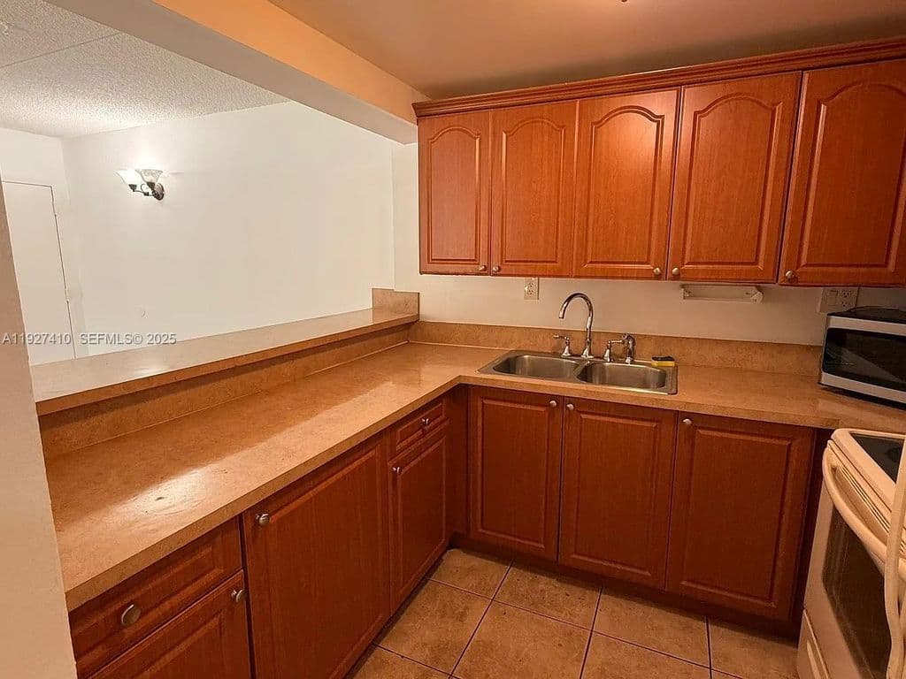 2+1 Condo — 5855 Washington St APT 91