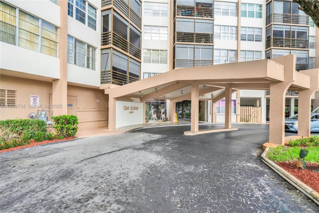 2-bedroom Condo — 1400 Saint Charles Pl APT L4