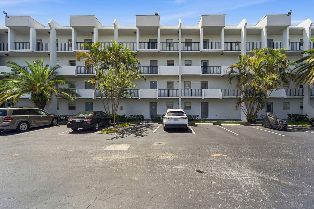 2+1 Condo — 3000 E SUNRISE LAKES Drive E #223
