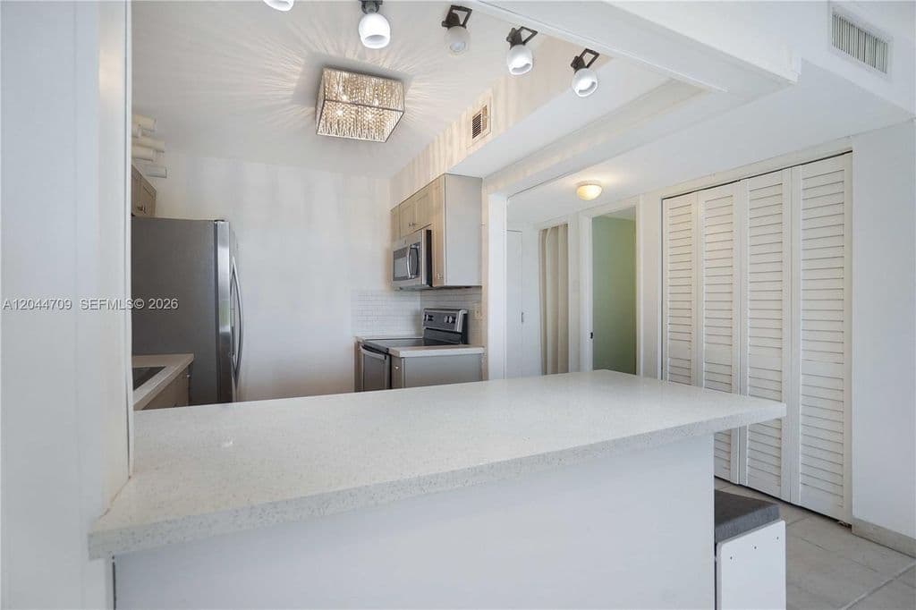 1+1 Condo — 6900 Bay Dr APT 3H