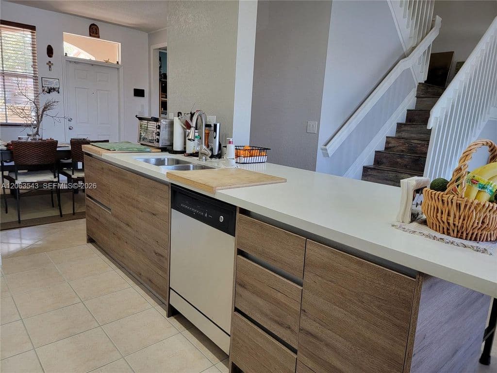 3+1 Mülk — 15375 SW 9th Way