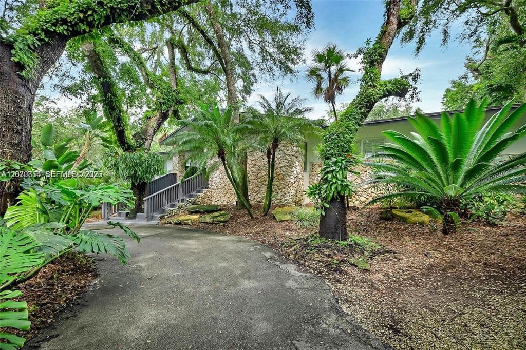 5-bedroom Single-Family Home — 6565 SW 134th Dr