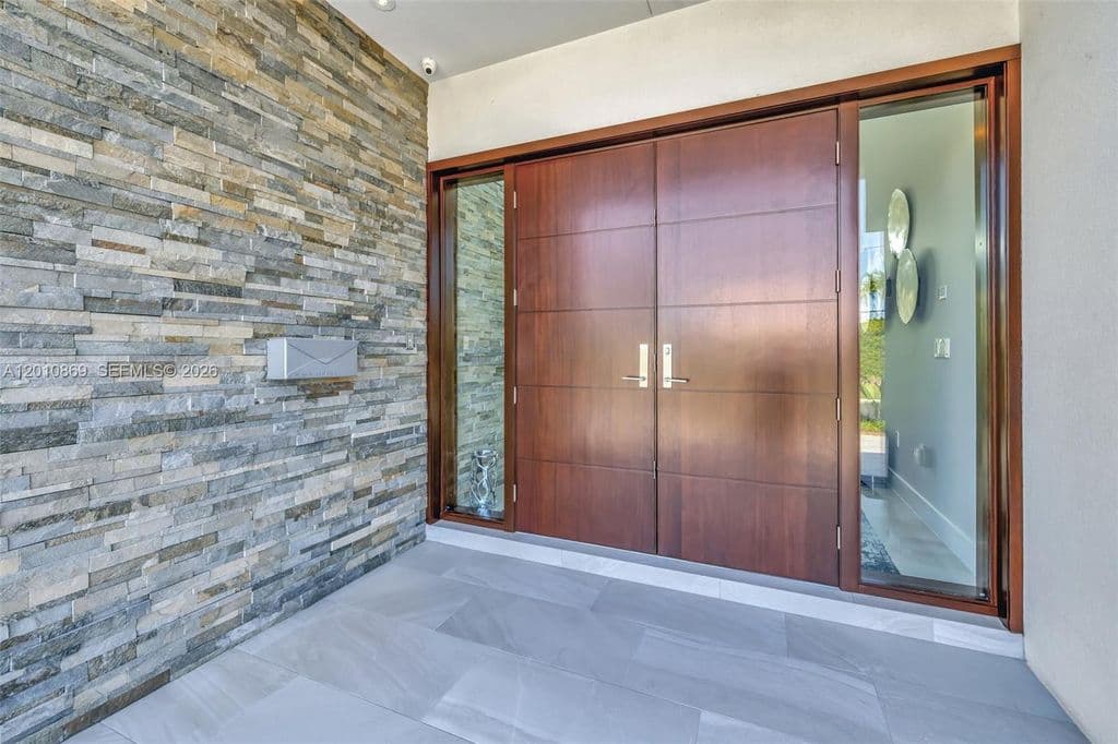 5-bedroom Single-Family Home — 907 Diplomat Pkwy