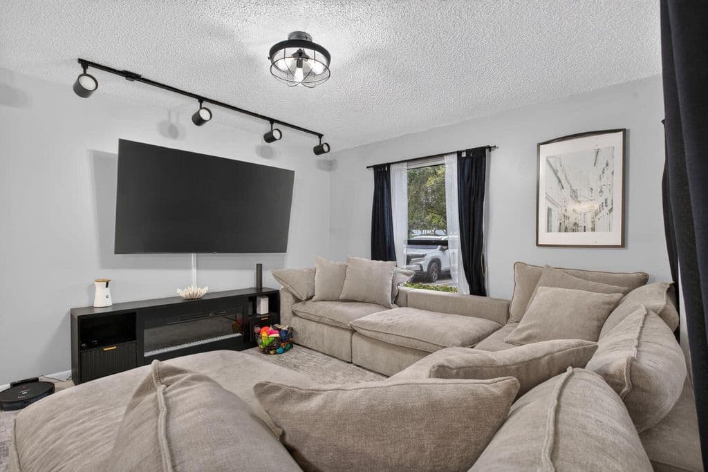 2-bedroom Condo — 3331 NW 47th Avenue #3242