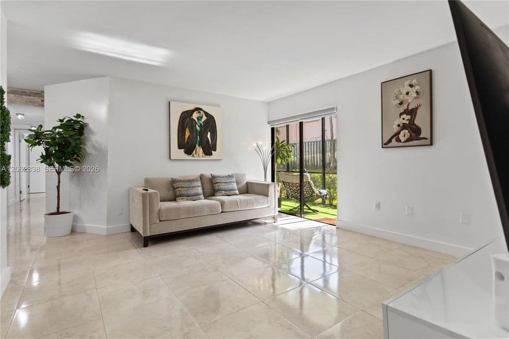 2+1 Condo — 20760 NE 4th Ct APT 102