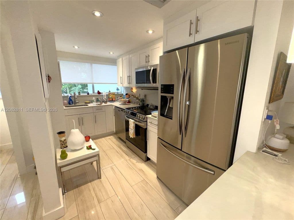 2-bedroom Property — 1910 SW 17th Ave APT 8