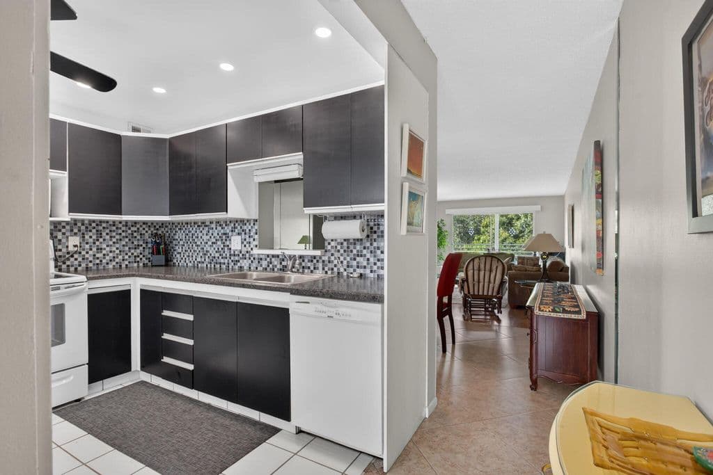 2-bedroom Condo — 2301 LUCAYA Lane #D4