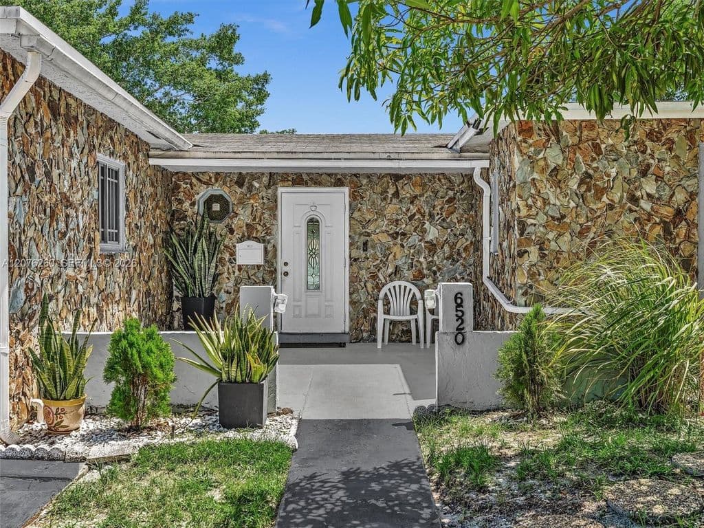 4+1 Müstakil ev — 6520 SW 7th Ct