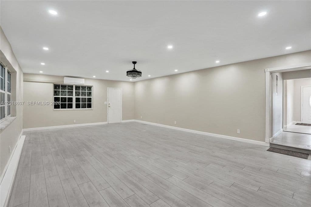 3+1 Müstakil ev — 3401 NW 7th St